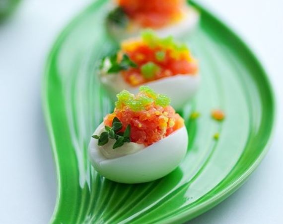 Рецепт Яйца с икрой и лососем
