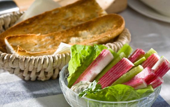 Как приготовить - Палочки сурими с огурцом в чесночном майонезе