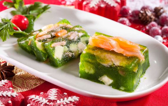 Зеленое заливное с авокадо и лососем - рецепт с фото