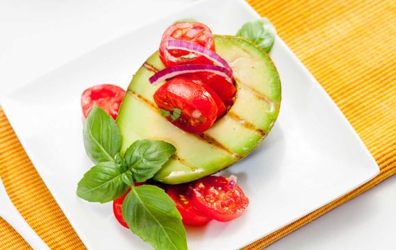 Авокадо на гриле с помидорами - рецепт с фото