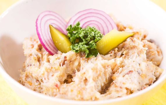 Вкусное домашнее сало с яблоками, сливами и приправами - рецепт с фото