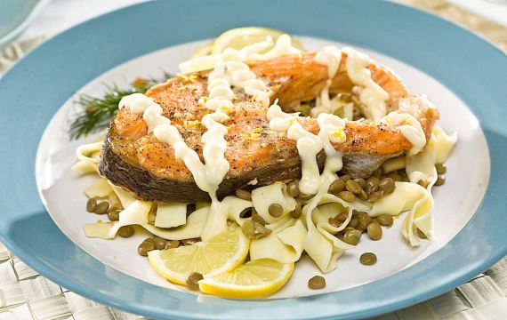 Запеченный лосось с лимонным соусом - рецепт с фото