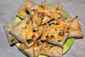 Закуска конвертики с сыром и оливками